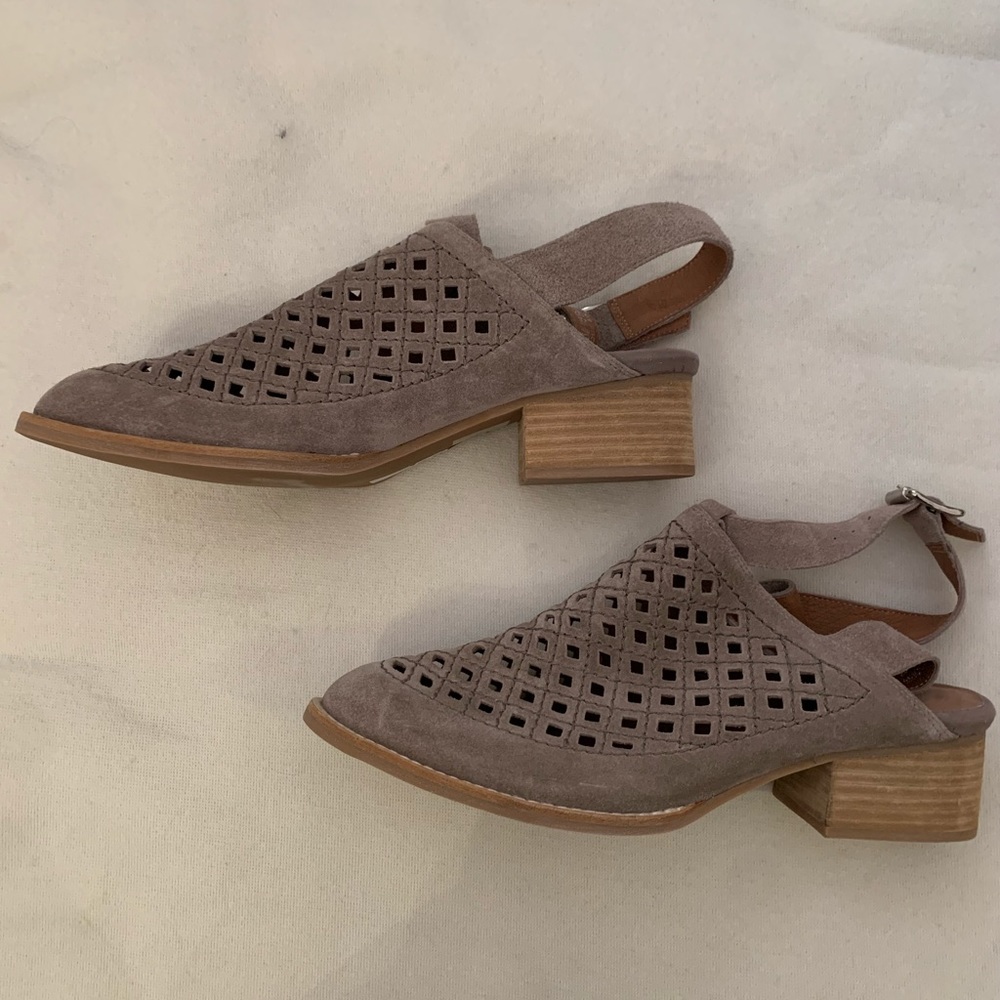 NWT Jeffrey Campbell taupe shoes